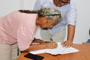 Después de 30 años de desplazamiento, la familia Torreglosa recibió sus tierras en Urabá