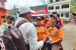 El alcalde realiza un recorrido por la zona afectada por el atentado terrorista