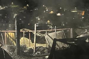 Viviendas quemadas en el barrio Olaya Herrera de Medellín 
