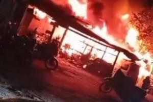 Incendio devasta un parqueadero en Barbosa: pérdida total de 12 vehículos