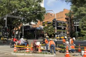 Con inversión de $3.500 millones, modernizan 97 cruces y vías de Laureles para más seguridad vial 