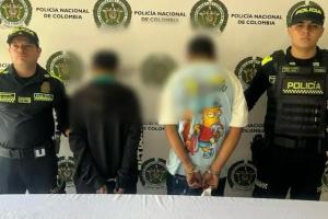 Capturan a dos presuntos asesinos que escapaban en un taxi: El centro de Medellín suma dos homicidios este fin de semana