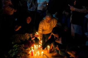 El Carmen de Viboral dice "No más violencia": Multitudinaria velatón tras triple homicidio