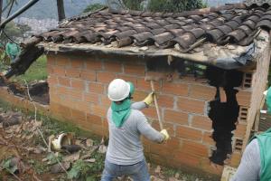 Demuelen 10 edificaciones precarias detectadas por monitoreo satelital en el Cerro Pan de Azúcar de Medellín