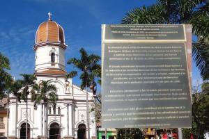 Rector de Ituango es desplazado tras recibir amenazas de ilegales por instalar placa que recordaba masacre de 1996 