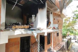 Tres viviendas evacuadas y 30 más afectadas, deja explosión e incendio en Bello (Antioquia)