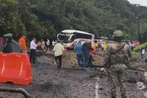 Habilitan carril en vía Medellín-Costa Atlántica tras atentado con explosivos en Yarumal 