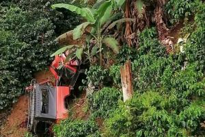 Jeep de servicio público se quedó sin frenos y rodó por un cafetal en Salgar: Un muerto y dos heridos, incluida una mujer embarazada