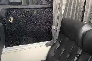 Barristas de Nacional atacaron el bus de Junior en Itagüí: Asistente técnico terminó herido por esquirla de vidrio
