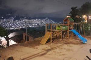 Este es el parque infantil donde habría encontrado las pastillas que consumió niño de 9 años en Medellín 