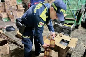 17.296 botellas incautadas: Desmantelan centro de acopio para adulterar whisky y tequila en Medellín 