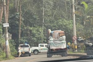 Encontraron un cadáver embolsado y cubierto con polisombra en zona verde de Sabaneta