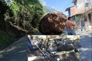 [VIDEO] Conductor se salvó de milagro tras desprendimiento de roca gigante que destruyó su motocicleta en Dabeiba