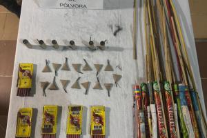 Además; en Currulao; uniformados interceptaron una "torta" pirotécnica de 1.500 gramos que estaba siendo manipulada de forma irregular
