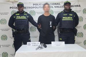 El delincuente se encontraba en el asiento del copiloto y, al notar la presencia policial, intentó deshacerse de un revólver calibre 38.