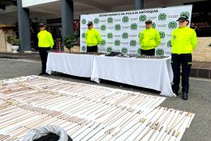 Entre el material incautado destacan 200 voladores, 1.500 churrillos y 1.000 papeletas.