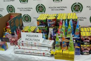 Entre el material incautado destacan 2.400 voladores y más de 100 "tortas" de diferentes tiros (desde 11 hasta 100 disparos).