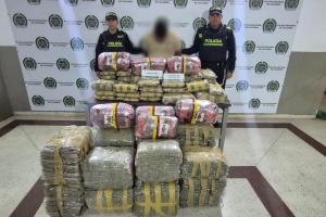 El cargamento contenía  242 kilogramos de marihuana y fue capturado un hombre de 30 años, quien conducía el vehículo.