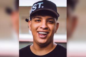 El joven viajaba como copiloto en una motocicleta que colisionó contra un objeto fijo. 