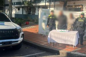 Al inspeccionar el interior de la camioneta, los agentes hallaron cables expuestos y partes del tablero desarmadas.