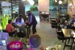 [Video] Ingresó a un restaurante y robó los celulares de los clientes