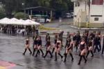 Escándalo por desfile de mujeres en ‘body’ en batallón de Manizales