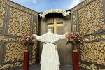 Monumento en tamaño real del Papa Francisco en la iglesia La Natividad de Valledupar. 