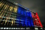 En un acto solidario y como rechazo por el ataque que sufrió Miguel Uribe, el edificio de la Gobernación de Antioquia se vistió con los colores de la bandera de Colombia en esta madrugada