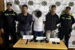 Así cayeron los tres hombres que se escondían en el techo tras robar un local en Belén, Medellín 