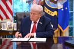 El presidente estadounidense, Donald Trump, firmando una orden ejecutiva en el Despacho Oval de la Casa Blanca.