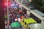 Increíble: Un motociclista quedó atrapado entre el tranvía y un poste en Medellín