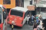 Bus sin frenos arrolló a motociclista en Medellín: el conductor se salvó de milagro en el barrio Carpinelo