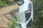 Tras deslizamiento en Titiribí, camioneta queda suspendida en el aire; ocupantes se salvan de milagro