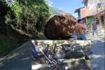 [VIDEO] Conductor se salvó de milagro tras desprendimiento de roca gigante que destruyó su motocicleta en Dabeiba