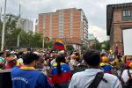 Concentración de venezolanos en Medellín por captura de Nicolás Maduro
