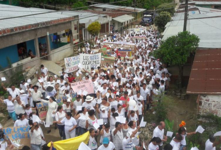 Marcha de la comunidad del Corregimiento de La Gabarra en Tibú, ante conflicto armado en la zona del Catatumbo