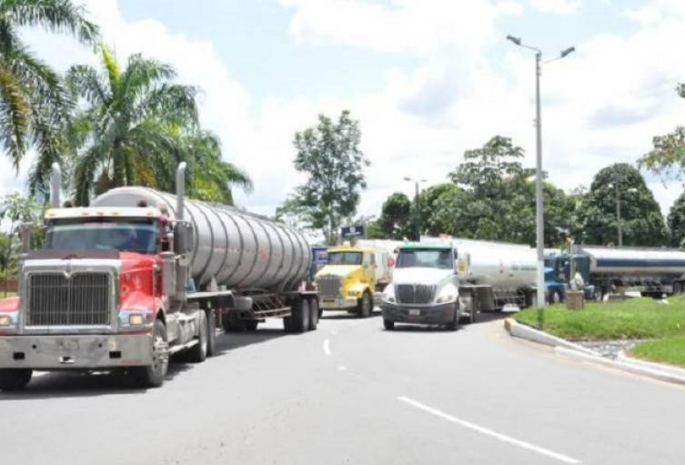 Los transportadores reclaman también por el costoso peaje en La Lizama, Barrancabermeja.