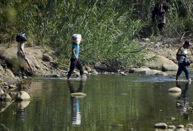 Venezolanos atravesando por trochas la frontera con Colombia, en Norte de Santander