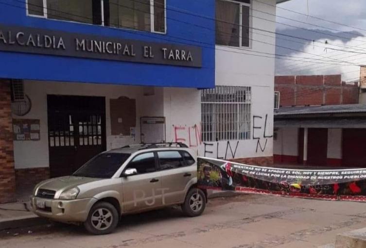Vehículo instalado frente a la alcaldía de El Tarra
