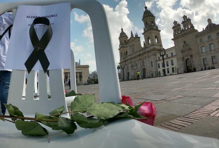 “Las sillas de los ausentes”, homenaje a trabajadores de la salud muertos por covid en Colombia.