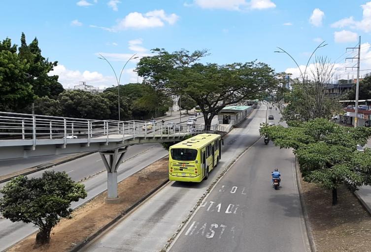 Autoridades alertan sobre invasión de carril exclusivo de Metrolínea
