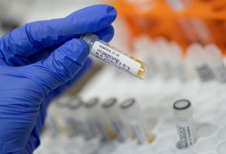 Un trabajador de salud clasifica muestras de sangre para el estudio de vacunación covid-19 en Colombia.