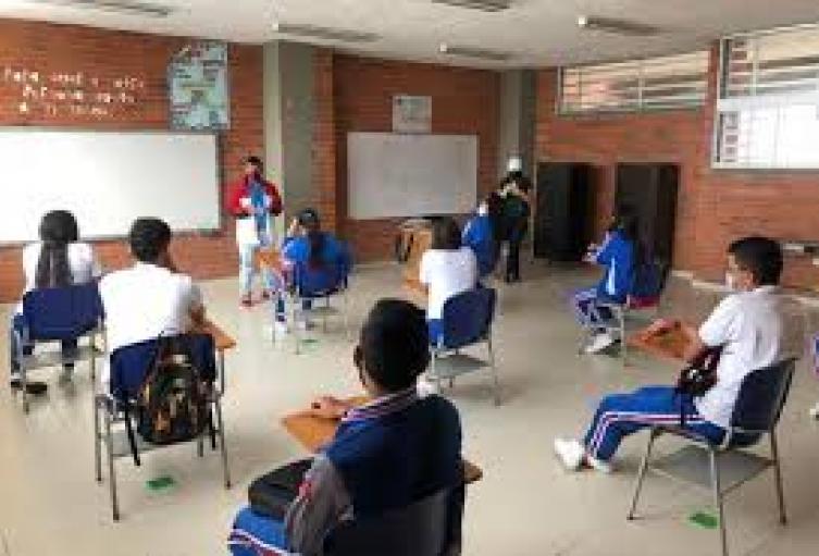 Niños estudian