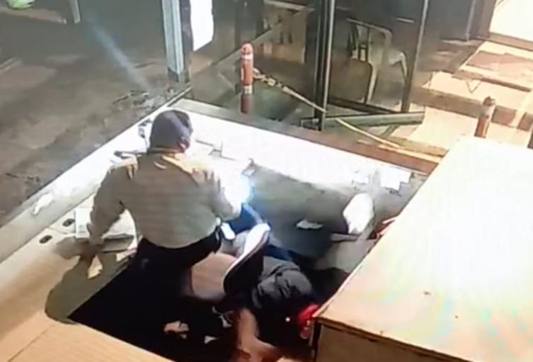 [Video] cayó del segundo piso cuando intentaba escapar del bunker de la Fiscalía de Medellín