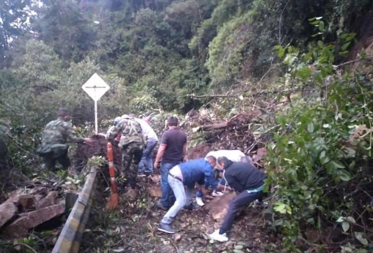 Deslizamientos por cierre en la vía Curos - Málaga