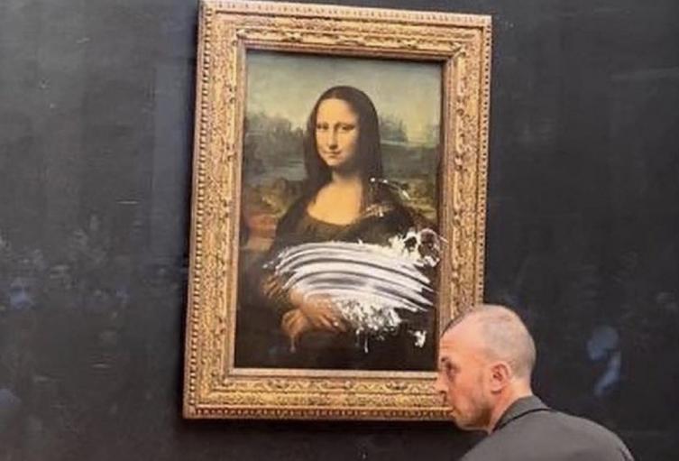En Louvre, lanzaron un pastel al cuadro de la Mona Lisa