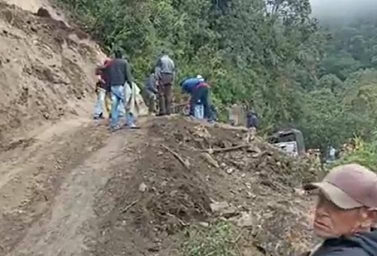 Ante los daños que se han registrado la comunidad ha intentado rehabilitar la carretera.