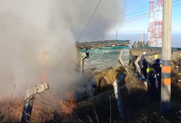 La fuerza del viento reactivó el incendio.
