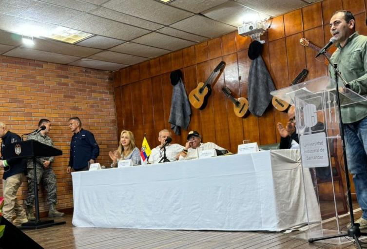 Juvenal Díaz gobernador de Santander durante visita presidente Petro.