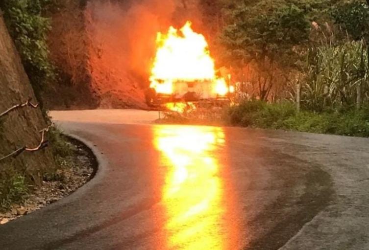 Camión quemado en vía de Ocaña